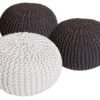 Tre stickade pouf i grovt stickat utseende i svart och vitt.