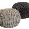 Två stickade sittpuffar i beige och mörkgrå, rund form, perfekt för hemmet.