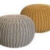 Två stickade sittpallar i beige och gult för hemmet.
