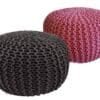 Två stickade puffar i svart och rosa, rund form, grovt stickad design.