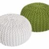Mysig sittpall pouf i grovt stickad design i grönt och vitt.
