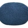 Blå sittpuff i stickad design för hemmet.
