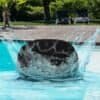 Poolkula som skjuts ner i poolen, perfekt för poollekar och avkoppling.