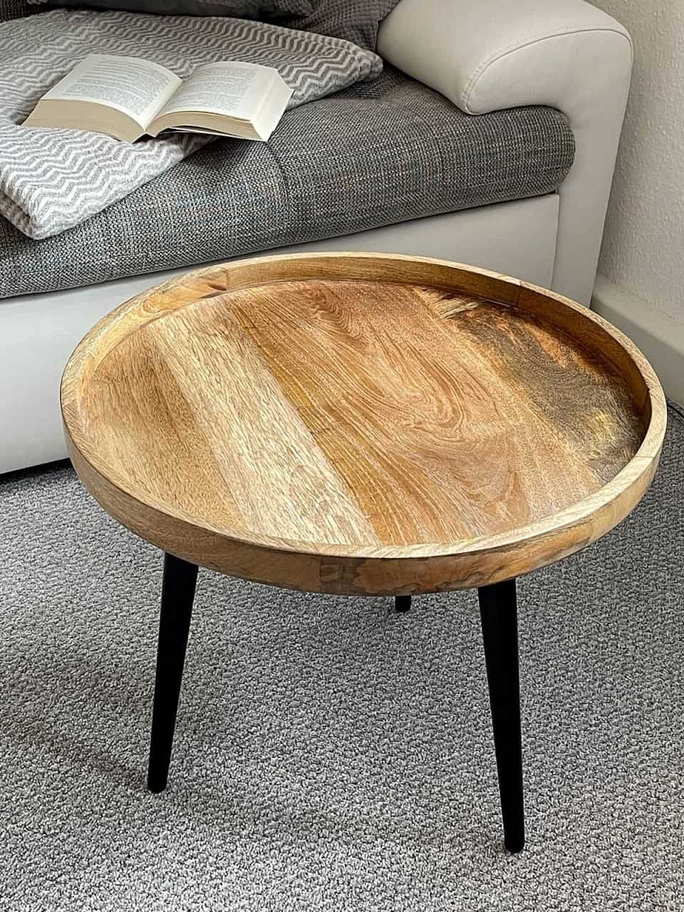 Sidobord soffbord vardagsrum bord runt Ø 40 eller 50 cm 1 Runt trä soffbord med svarta ben i vardagsrummet.
