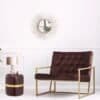 Elegant soffbord med guldfatning och vinröd stoppning i modern inredning.