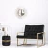 Modern svart soffbord med guldramar i elegant vardagsrum.