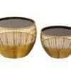 Rund soffbord i guld med svart glasskiva och öppen design.