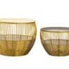 Rund soffbord i guld med öppen design och glasytor.