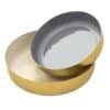 Rund metallskål i guld och silver för dekoration eller servering.