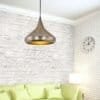 Guldig metallhängande lampa i modern inredning.