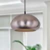 Hängande silver vintage taklampa i modern inredning.