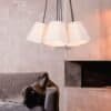 Hänglampa med sex lampskärmar i modern design för matrum.