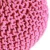 Detalj av rosa stickad sittkudde för golv och sittplatser.