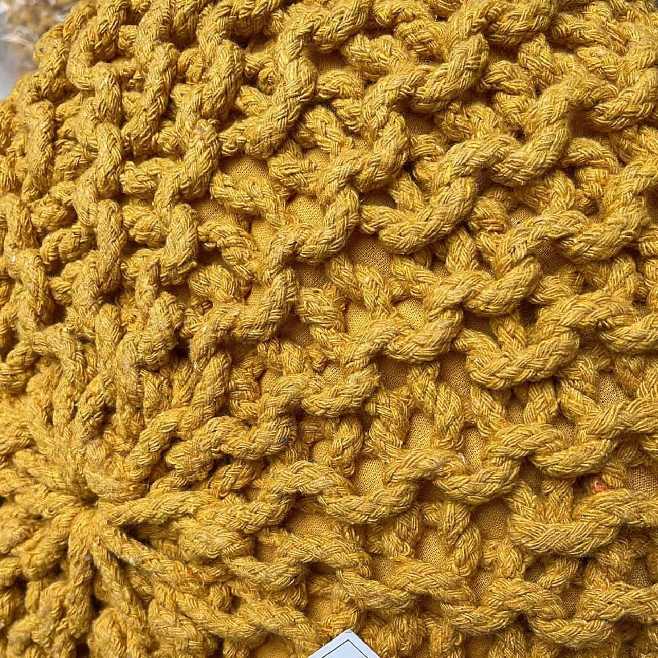 Stickpallar Pouf Ø 45 cm h 30 cm säte golv kudde 1 Gul handknuten matta med tjocka trådar och knutmönster.