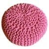 Rosa stickad pall pouf med grov stickning för hemmet.