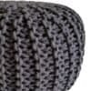 Grå stickpall pouf med stickad design för sittplatser och dekoration.