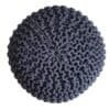 Blå stickpall pouf med grovt stickad yta för sittplatser.