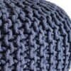 Detaljerad bild av en blå stickad puffstol med grovt stickad textur.