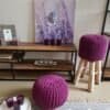 Lila puffstol och pouf i träben i modern inredning.