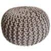 Stickpall pouf i beige med stickat mönster för sittplats.
