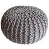Grå stickpall pouf med stickad design för sittplatser.