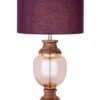 Elegant bordslampa med träbas och lila lampskärm för sovrum eller vardagsrum.