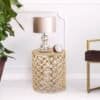 Runt metall sidobord Kairo i guld med dekorativ design.