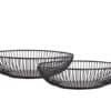 Två svarta metallbrödkorgar i rund design för frukt och bröd.