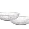 Två runda metallfruktkorgar i silver för frukt och bröd.