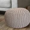 Stickad sittpuff i beige för sittplatser och inredning.
