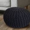 Svart rund golvkudde pouf för sittplatser och avkoppling.