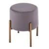 Sammetspall med pouf i rosjärn, modern design för hemmet.