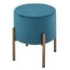 Rosa velourpouf med guldben för modern inredning.