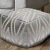 Sittkub Foot Palls POUF i metalliskt silver för modern inredning.