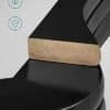 Svart trähängare för kläder med trädetalj och robust design.