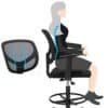 Kontorsstol med justerbart ryggstöd och armstöd för ergonomisk sittkomfort.