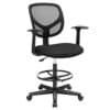 Svart ergonomisk kontorsstol med mesh ryggstöd och justerbar höjd.