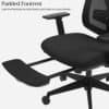 Svart ergonomisk kontorsstol med fotstöd för bekväm arbetsplats.