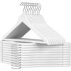 Vit trähängare med silverkrokar för kläder, 20-pack.