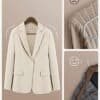 Vacker vit blazer hängande på klädhängare för elegant förvaring.