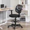 Svart ergonomisk kontorsstol med mesh ryggstöd och justerbar höjd.