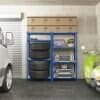 Stålhyllor för garage med däck och verktyg, blå färg.
