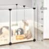Transparent hamster- och kaninbur med trappor och måttskala.