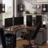 L-formad skrivbordslösning för studie och gaming i hemmet.