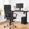 Svart ergonomisk kontorsstol med hjul och armstöd.