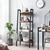 Fristående VASAGLE hylla med fyra hyllplan i rustik design.