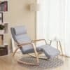 Ljusgrå Rocking Chair med träram i ett modernt vardagsrum.