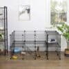 Svart metallhusdjurs playpen med flera sektioner för smådjur.