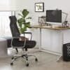 Ergonomisk svart kontorsstol med mesh rygg i hemmakontor.