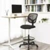Svart ergonomisk kontorsstol med mesh ryggstöd och justerbar höjd.